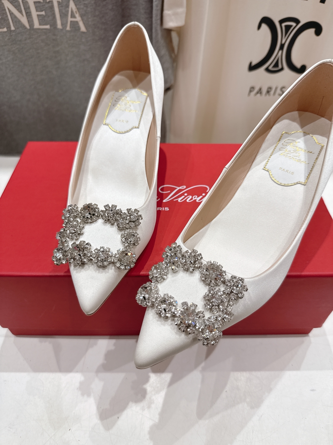 高版本出厂
 Roger vivier RV2025ss新款玛丽珍钻扣尖头高跟鞋单鞋
上脚超好看的一款高