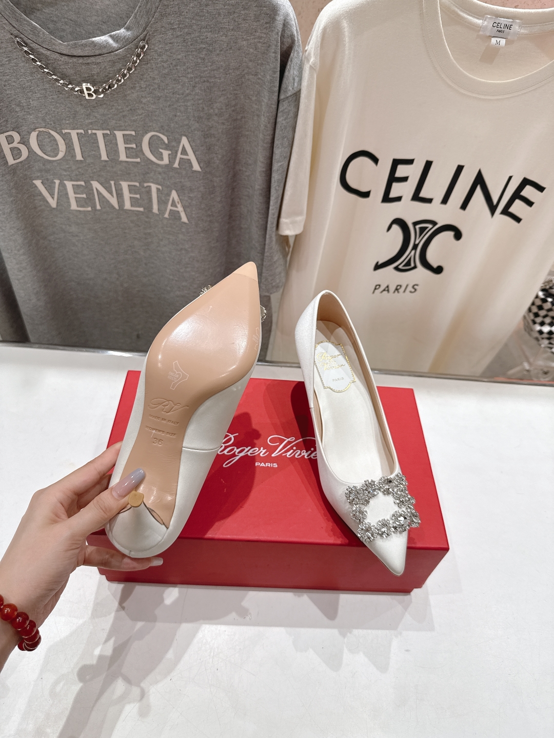 高版本出厂
 Roger vivier RV2025ss新款玛丽珍钻扣尖头高跟鞋单鞋
上脚超好看的一款高