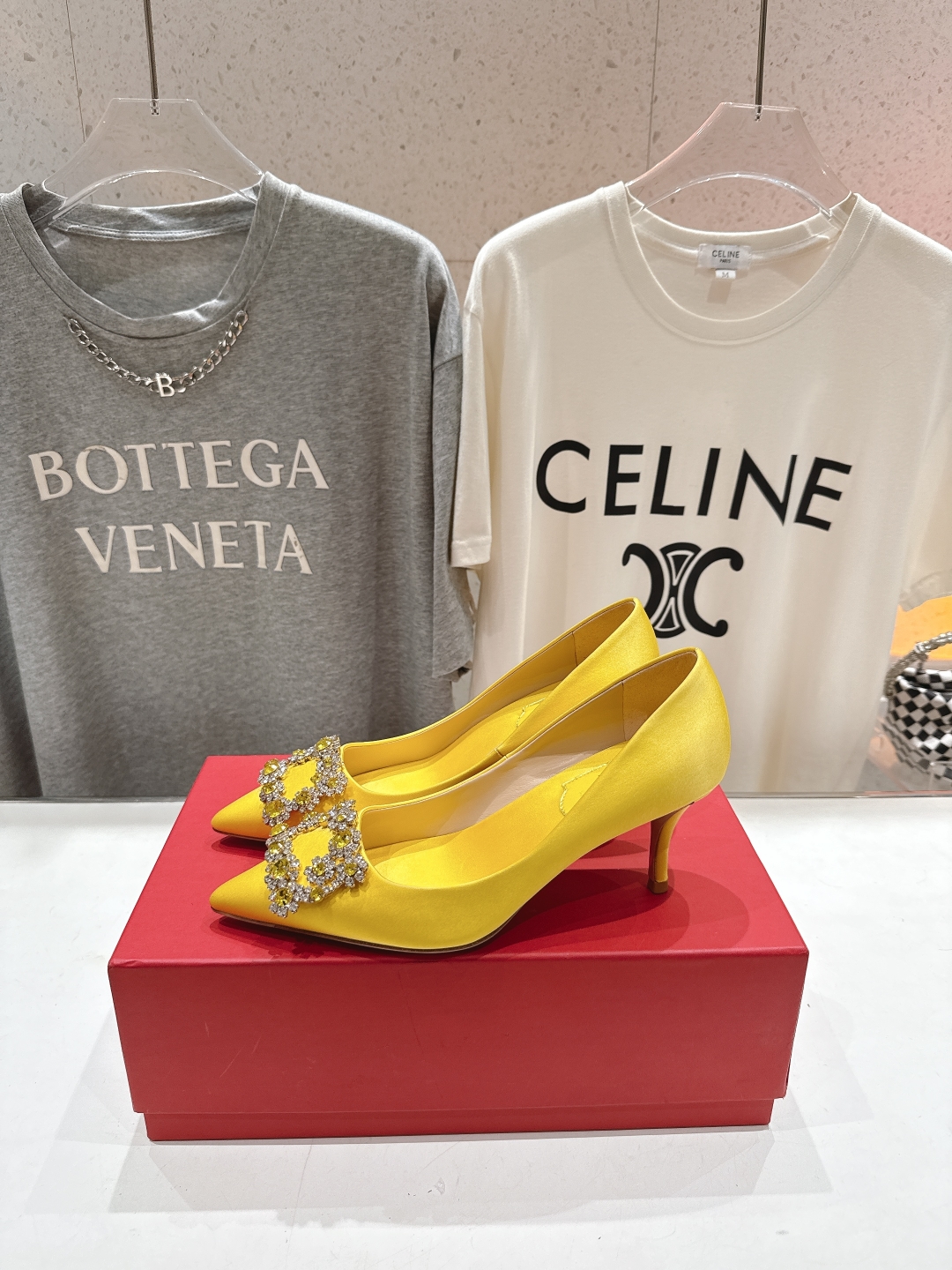 高版本出厂
 Roger vivier RV2025ss新款玛丽珍钻扣尖头高跟鞋单鞋
上脚超好看的一款高