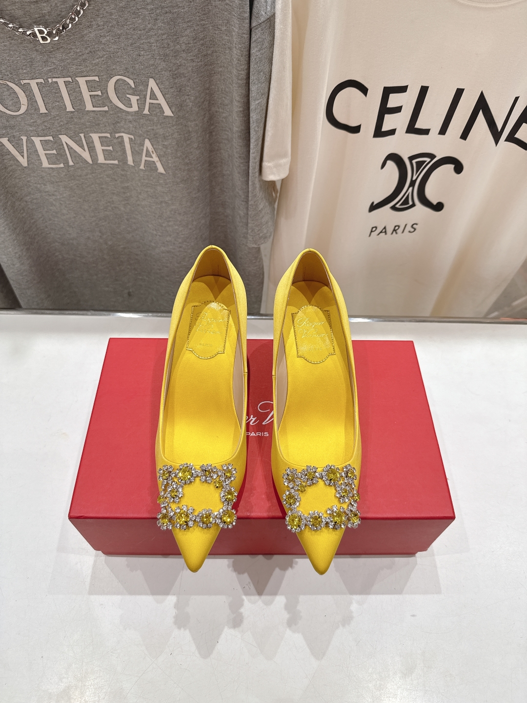 高版本出厂
 Roger vivier RV2025ss新款玛丽珍钻扣尖头高跟鞋单鞋
上脚超好看的一款高