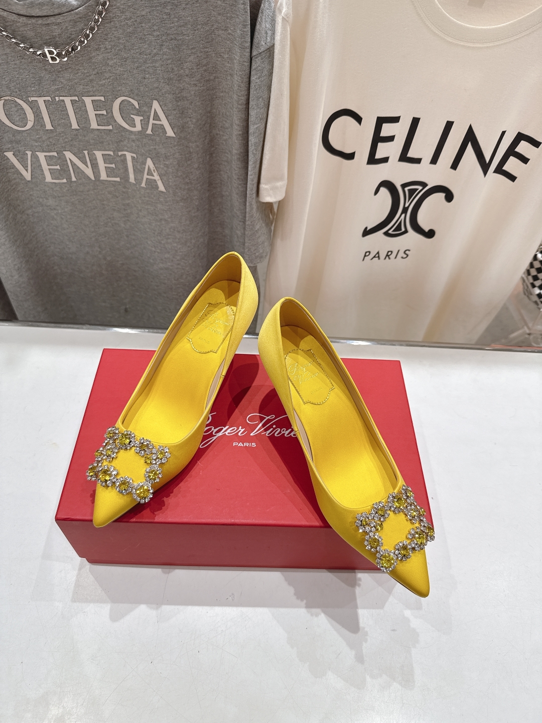 高版本出厂
 Roger vivier RV2025ss新款玛丽珍钻扣尖头高跟鞋单鞋
上脚超好看的一款高