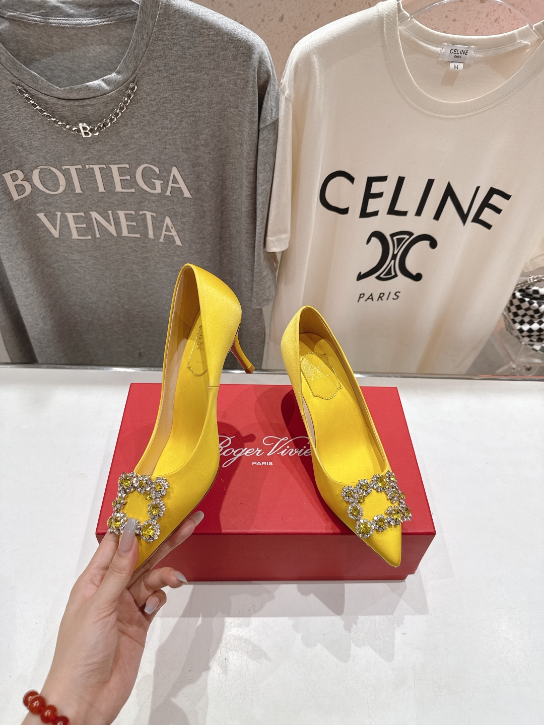 高版本出厂
 Roger vivier RV2025ss新款玛丽珍钻扣尖头高跟鞋单鞋
上脚超好看的一款高