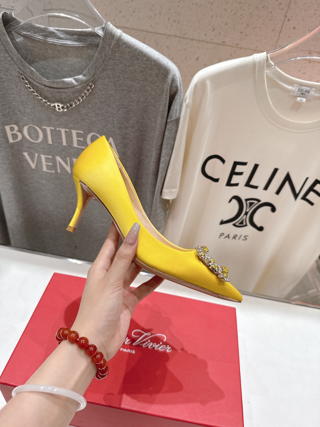 高版本出厂
 Roger vivier RV2025ss新款玛丽珍钻扣尖头高跟鞋单鞋
上脚超好看的一款高