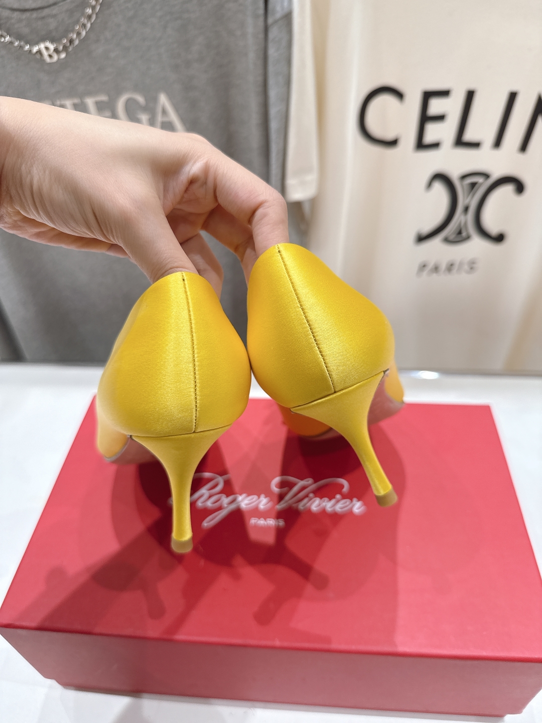 高版本出厂
 Roger vivier RV2025ss新款玛丽珍钻扣尖头高跟鞋单鞋
上脚超好看的一款高