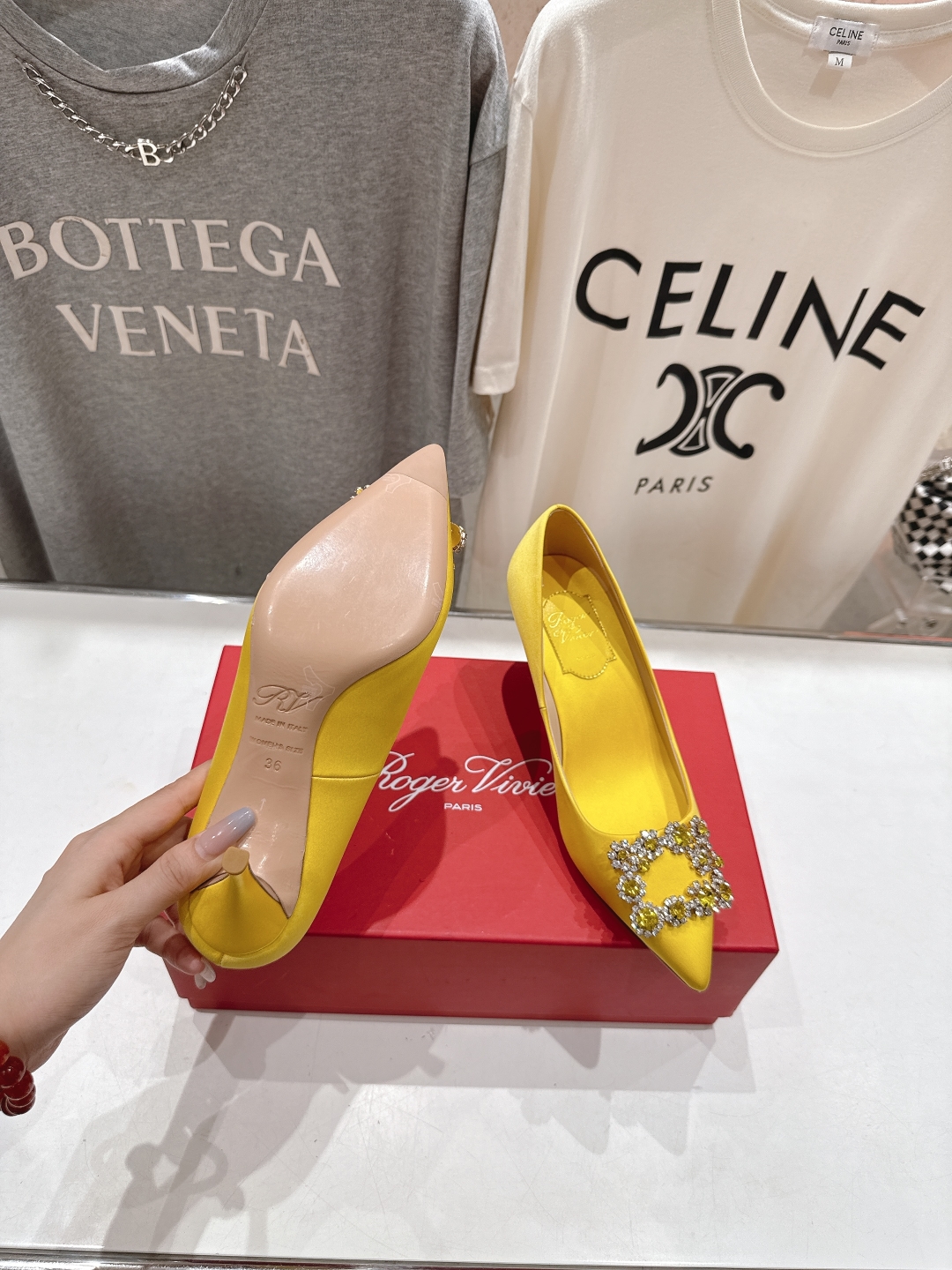 高版本出厂
 Roger vivier RV2025ss新款玛丽珍钻扣尖头高跟鞋单鞋
上脚超好看的一款高