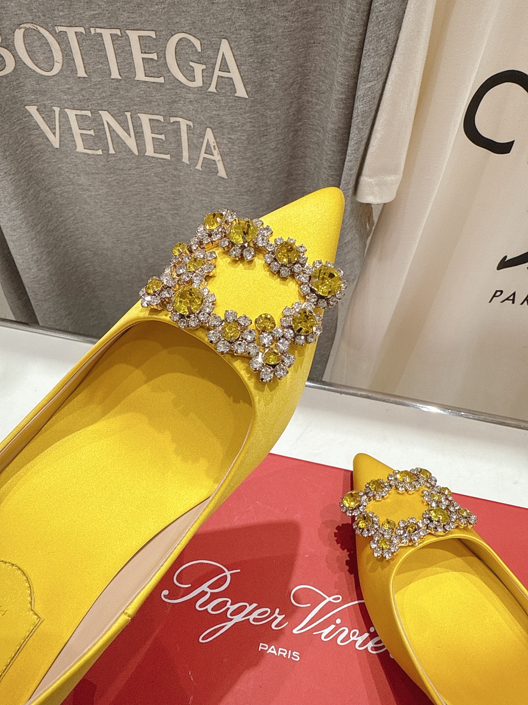 高版本出厂
 Roger vivier RV2025ss新款玛丽珍钻扣尖头高跟鞋单鞋
上脚超好看的一款高