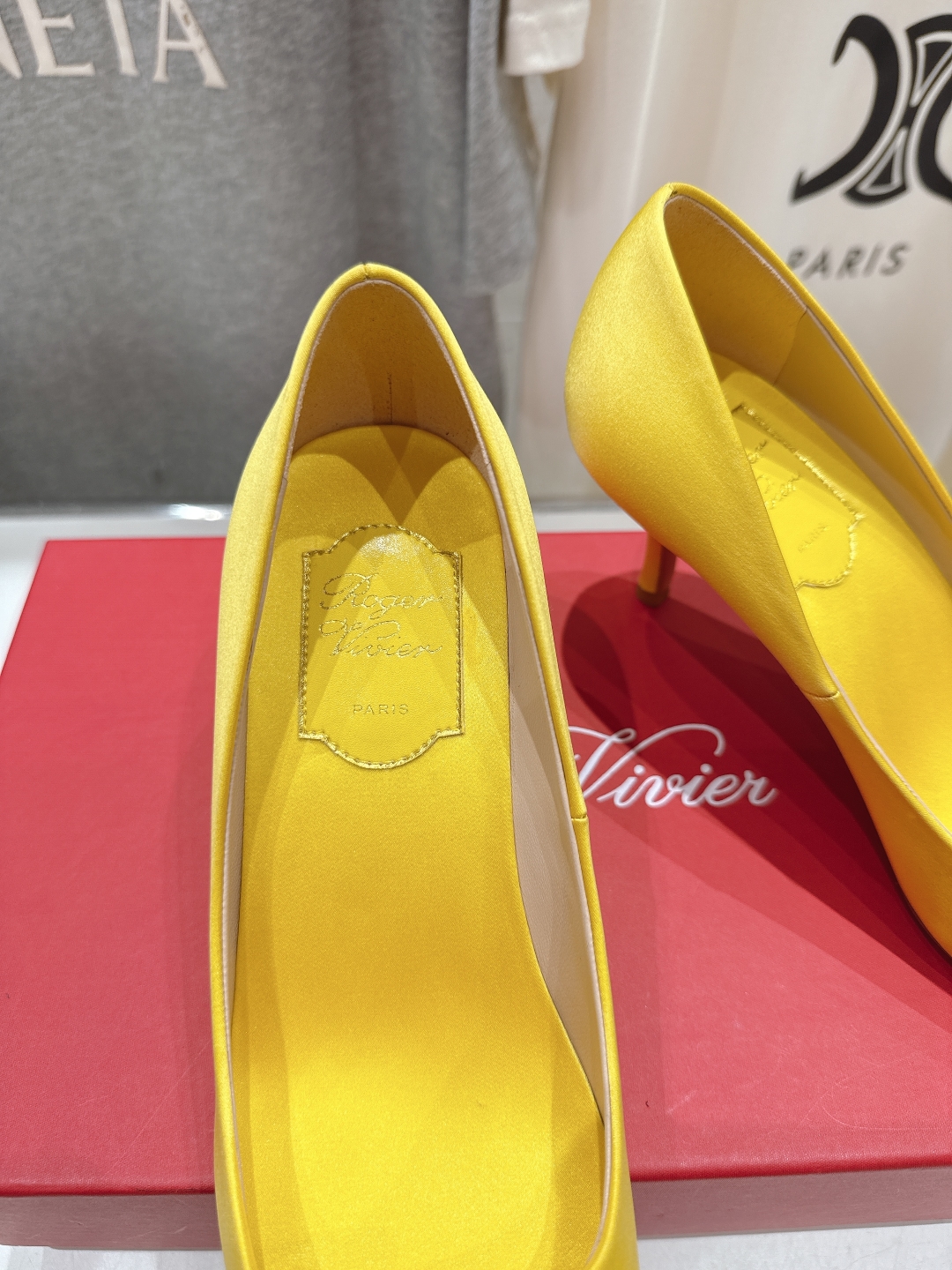 高版本出厂
 Roger vivier RV2025ss新款玛丽珍钻扣尖头高跟鞋单鞋
上脚超好看的一款高