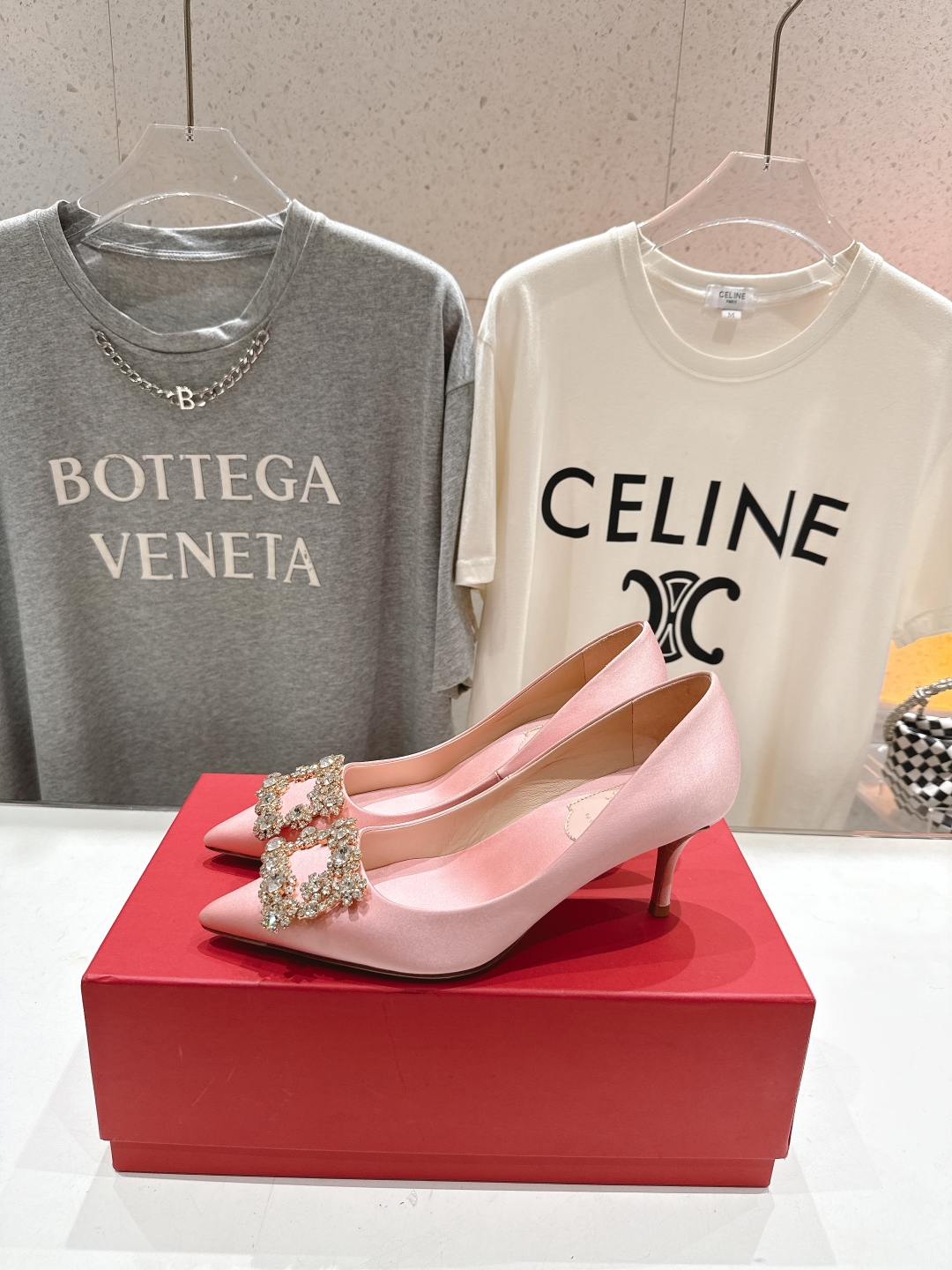 高版本出厂
 Roger vivier RV2025ss新款玛丽珍钻扣尖头高跟鞋单鞋
上脚超好看的一款高