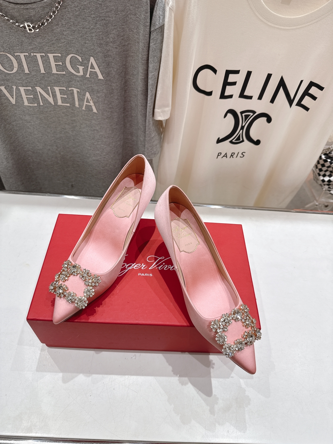 高版本出厂
 Roger vivier RV2025ss新款玛丽珍钻扣尖头高跟鞋单鞋
上脚超好看的一款高