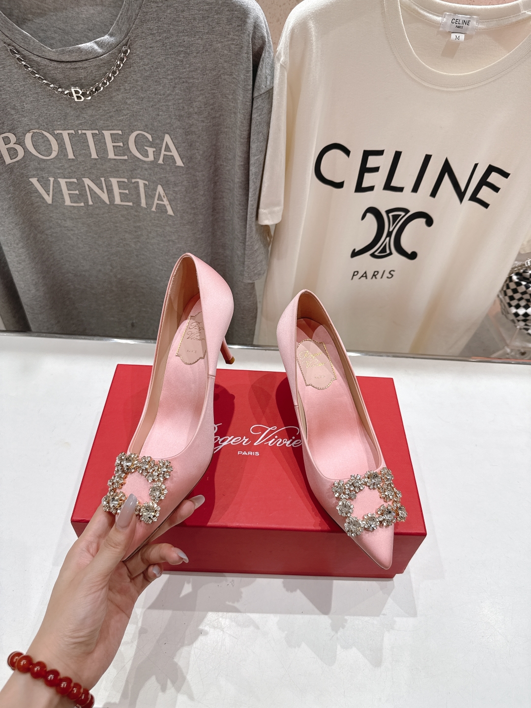 高版本出厂
 Roger vivier RV2025ss新款玛丽珍钻扣尖头高跟鞋单鞋
上脚超好看的一款高
