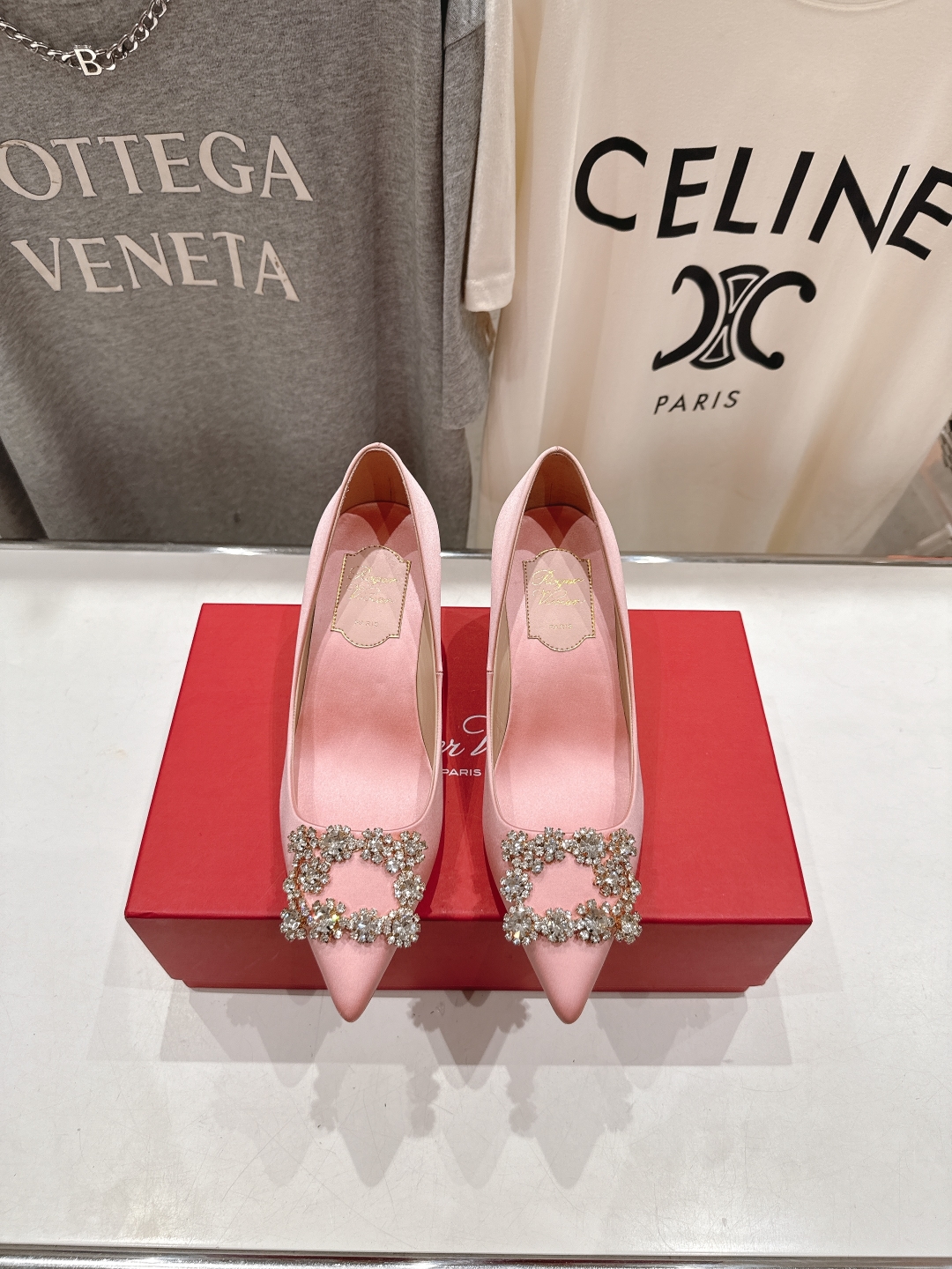 高版本出厂
 Roger vivier RV2025ss新款玛丽珍钻扣尖头高跟鞋单鞋
上脚超好看的一款高