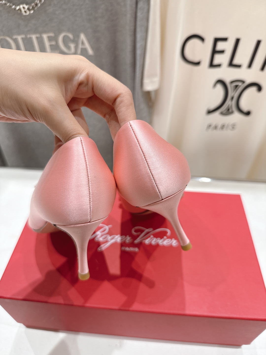 高版本出厂
 Roger vivier RV2025ss新款玛丽珍钻扣尖头高跟鞋单鞋
上脚超好看的一款高