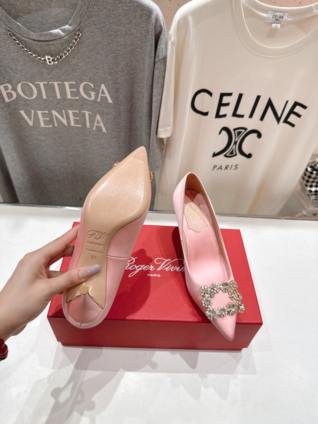 高版本出厂
 Roger vivier RV2025ss新款玛丽珍钻扣尖头高跟鞋单鞋
上脚超好看的一款高