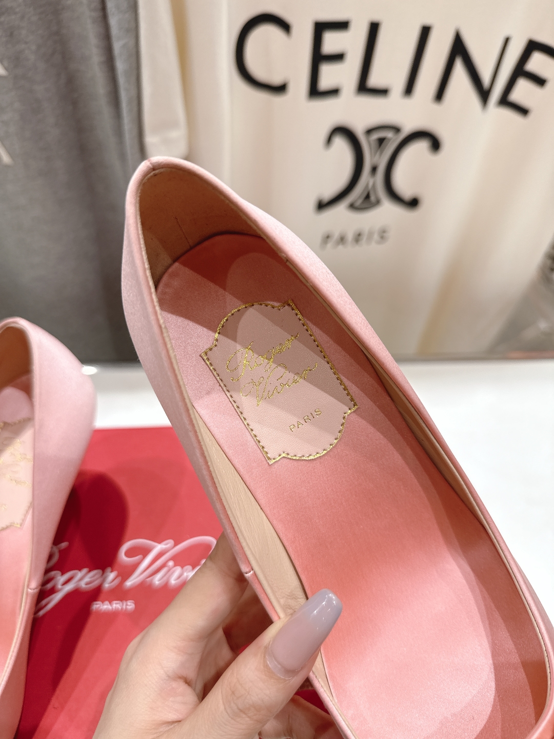 高版本出厂
 Roger vivier RV2025ss新款玛丽珍钻扣尖头高跟鞋单鞋
上脚超好看的一款高