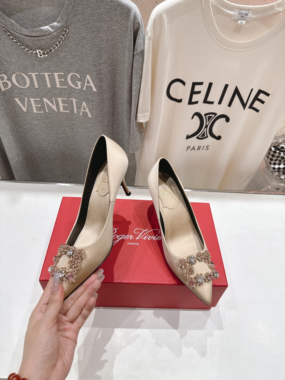高版本出厂
 Roger vivier RV2025ss新款玛丽珍钻扣尖头高跟鞋单鞋
上脚超好看的一款高