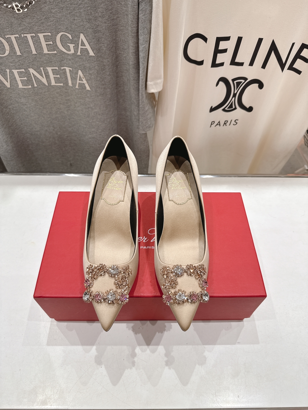 高版本出厂
 Roger vivier RV2025ss新款玛丽珍钻扣尖头高跟鞋单鞋
上脚超好看的一款高