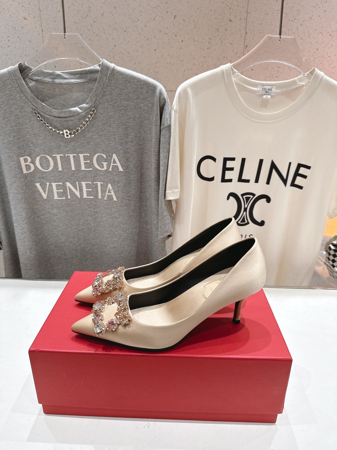 高版本出厂
 Roger vivier RV2025ss新款玛丽珍钻扣尖头高跟鞋单鞋
上脚超好看的一款高