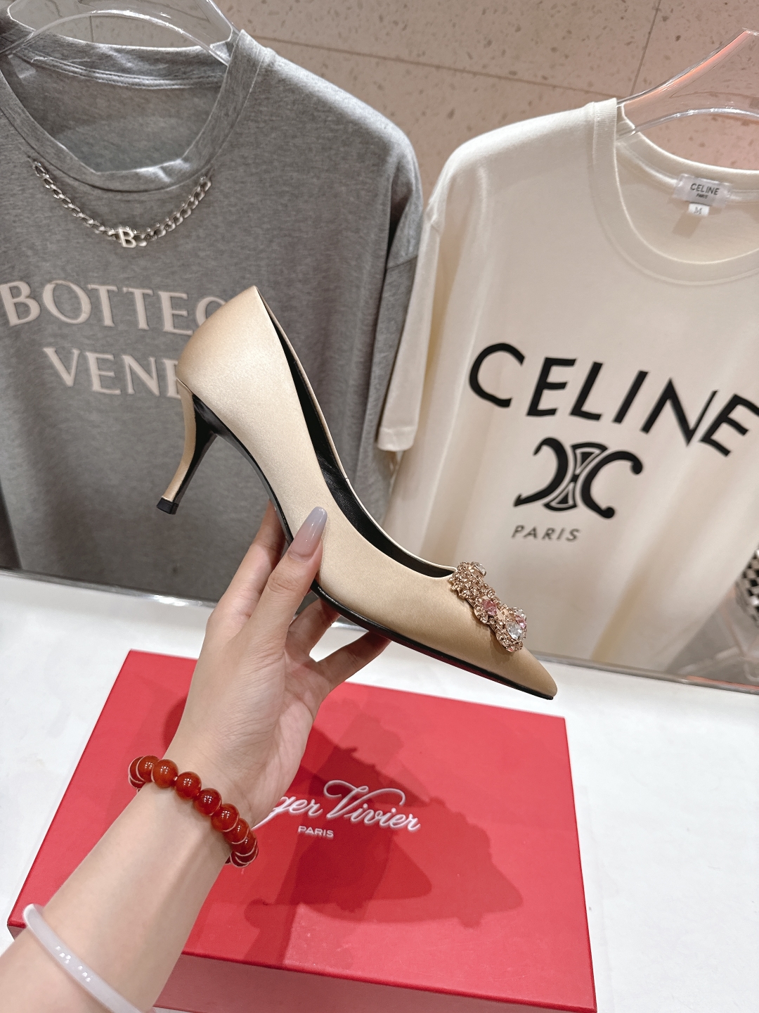 高版本出厂
 Roger vivier RV2025ss新款玛丽珍钻扣尖头高跟鞋单鞋
上脚超好看的一款高