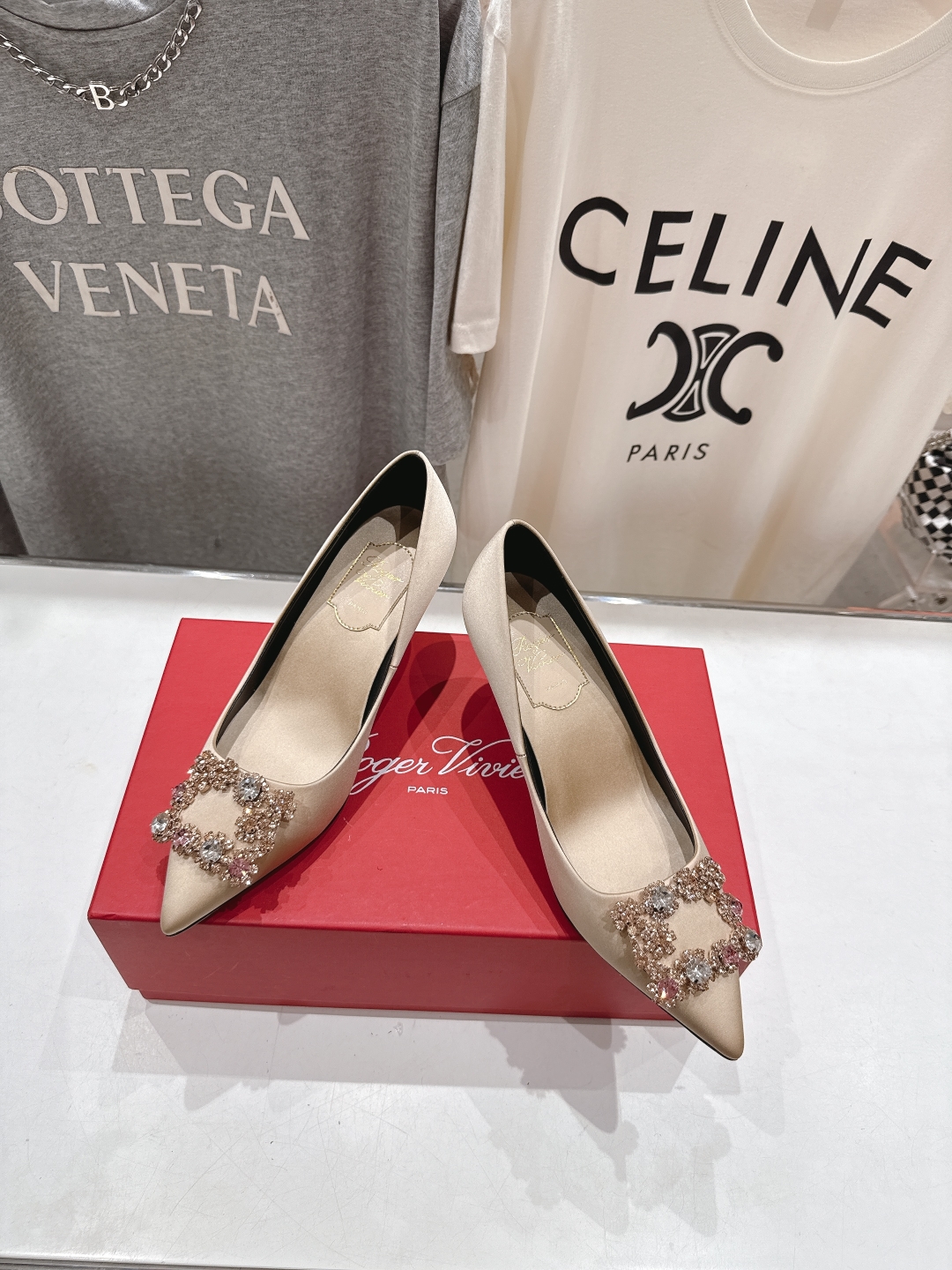 高版本出厂
 Roger vivier RV2025ss新款玛丽珍钻扣尖头高跟鞋单鞋
上脚超好看的一款高