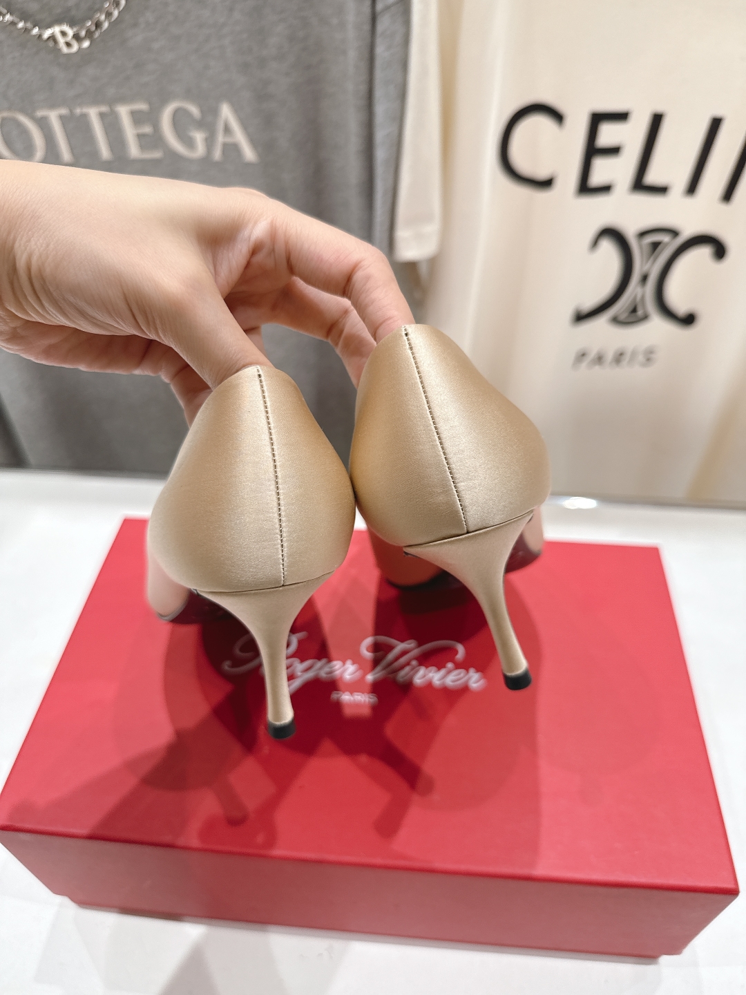 高版本出厂
 Roger vivier RV2025ss新款玛丽珍钻扣尖头高跟鞋单鞋
上脚超好看的一款高
