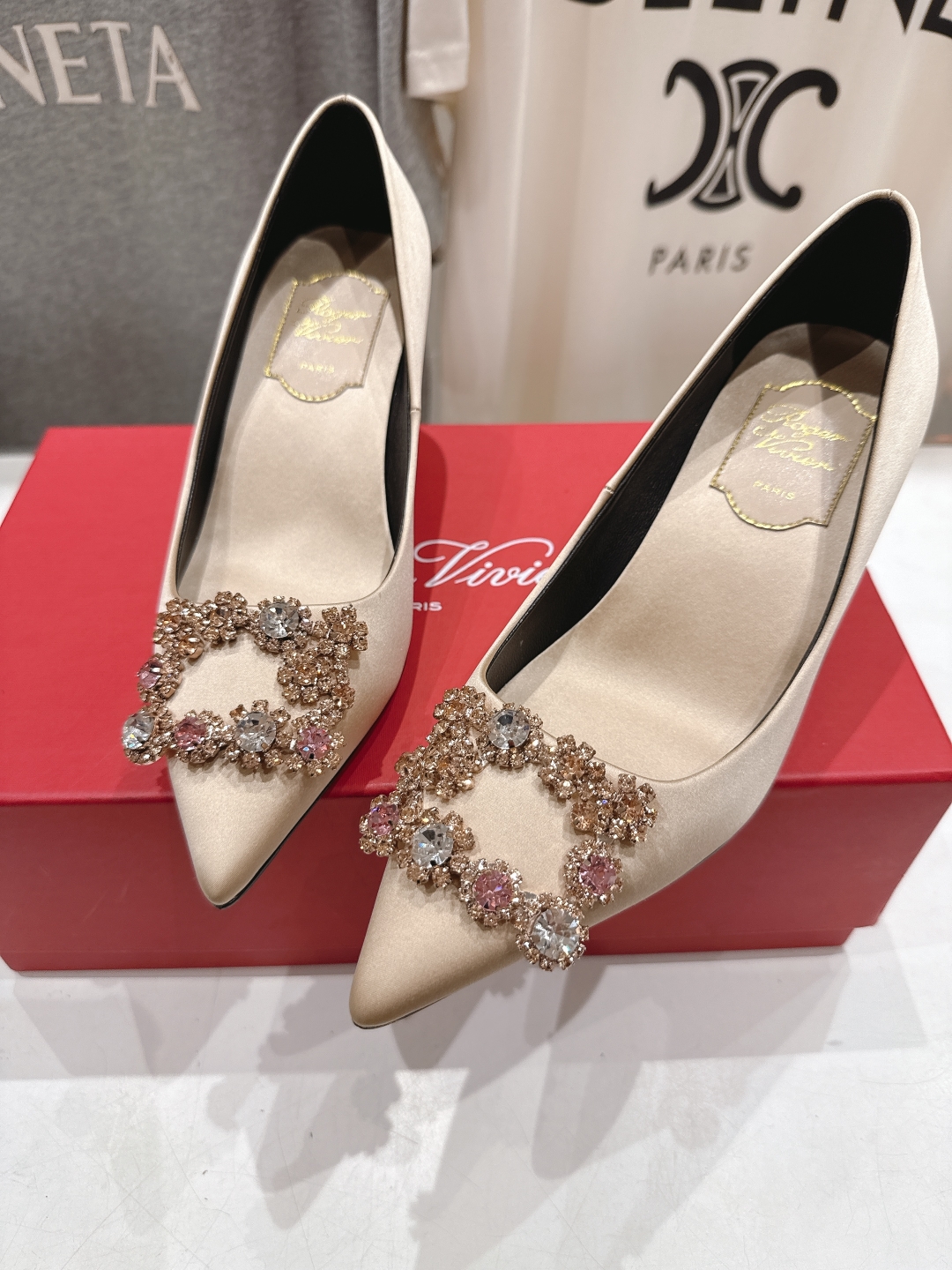 高版本出厂
 Roger vivier RV2025ss新款玛丽珍钻扣尖头高跟鞋单鞋
上脚超好看的一款高