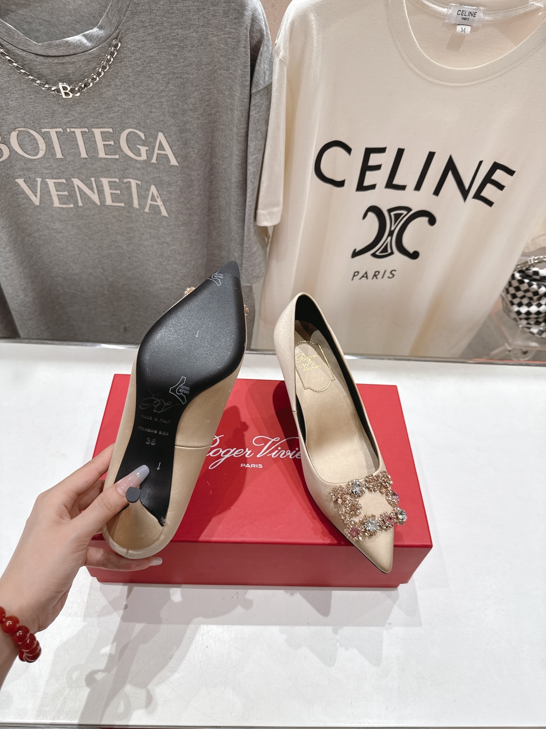 高版本出厂
 Roger vivier RV2025ss新款玛丽珍钻扣尖头高跟鞋单鞋
上脚超好看的一款高