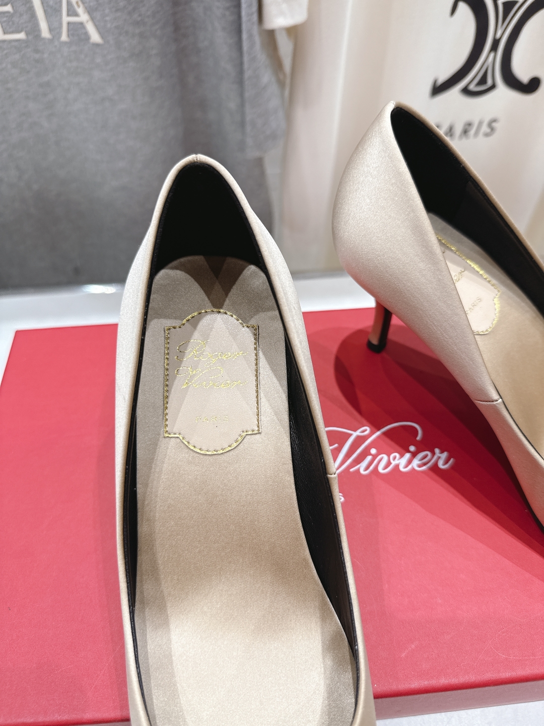 高版本出厂
 Roger vivier RV2025ss新款玛丽珍钻扣尖头高跟鞋单鞋
上脚超好看的一款高