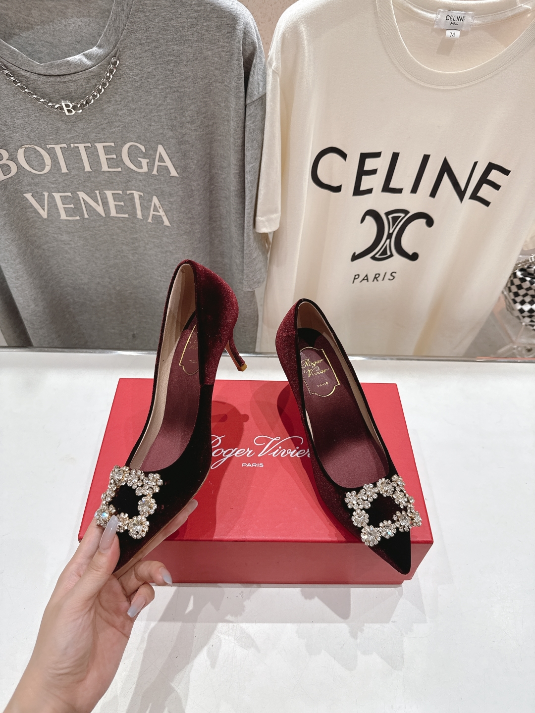 高版本出厂
 Roger vivier RV2025ss新款玛丽珍钻扣尖头高跟鞋单鞋
上脚超好看的一款高