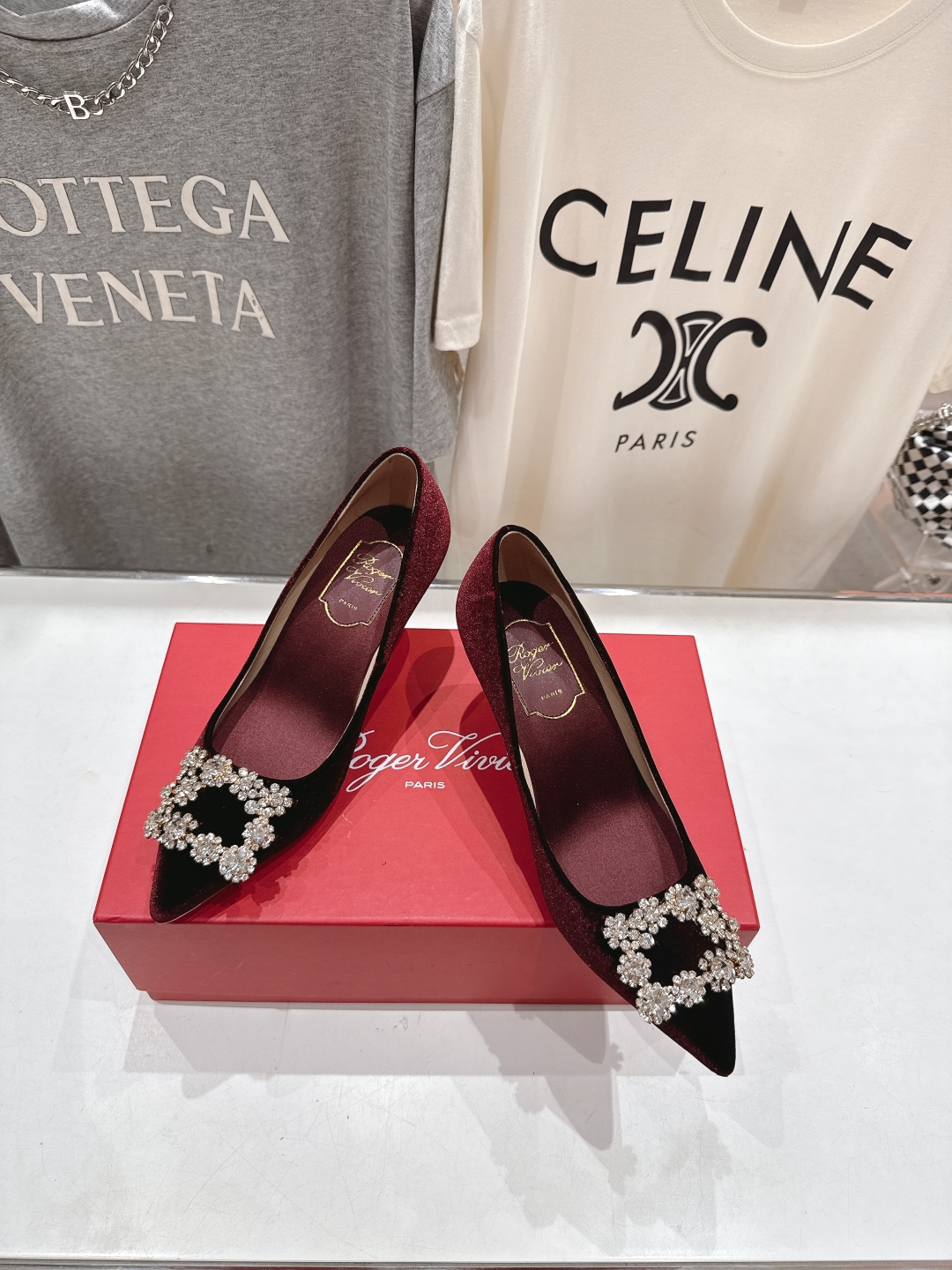 高版本出厂
 Roger vivier RV2025ss新款玛丽珍钻扣尖头高跟鞋单鞋
上脚超好看的一款高