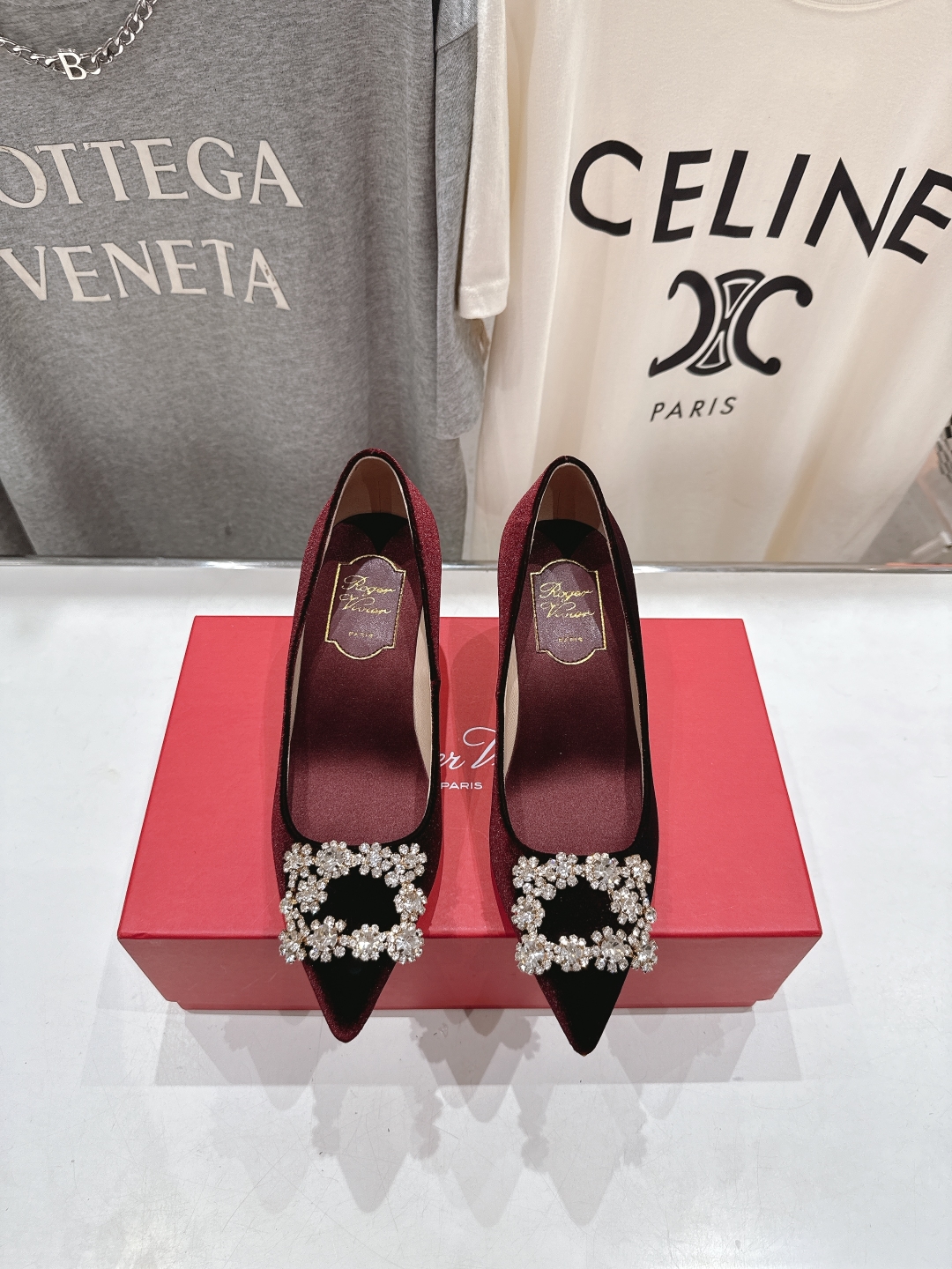 高版本出厂
 Roger vivier RV2025ss新款玛丽珍钻扣尖头高跟鞋单鞋
上脚超好看的一款高