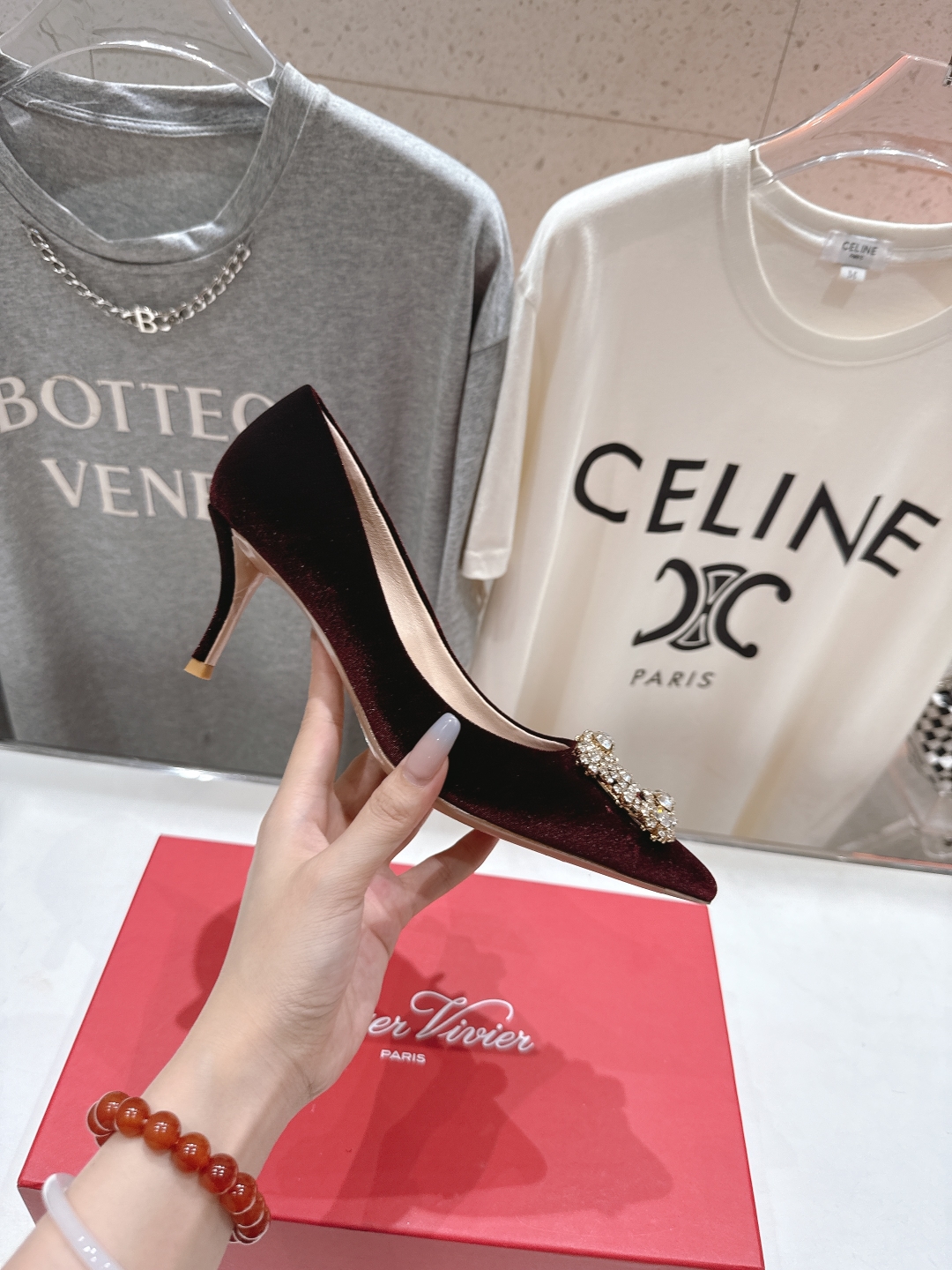 高版本出厂
 Roger vivier RV2025ss新款玛丽珍钻扣尖头高跟鞋单鞋
上脚超好看的一款高