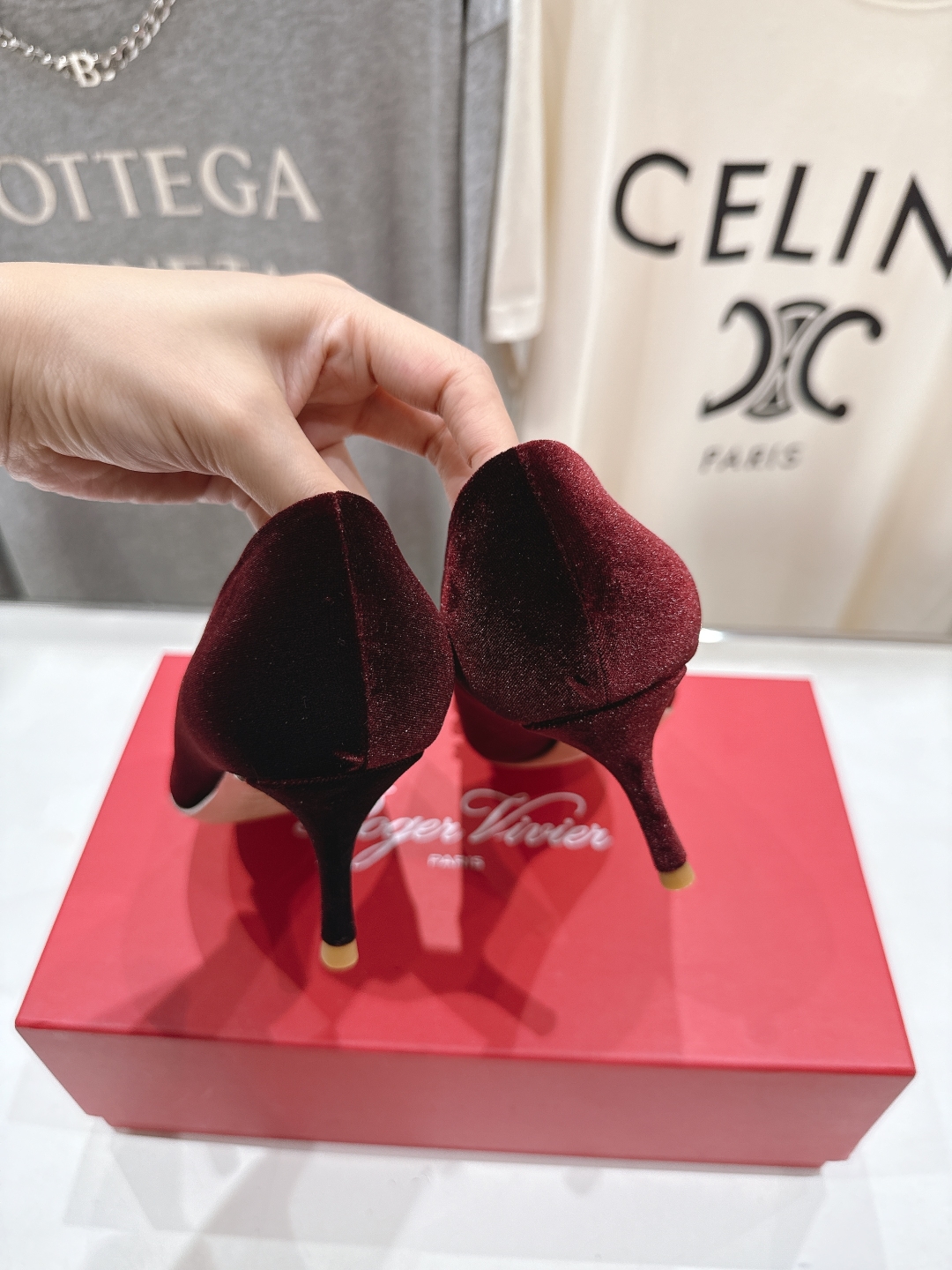 高版本出厂
 Roger vivier RV2025ss新款玛丽珍钻扣尖头高跟鞋单鞋
上脚超好看的一款高