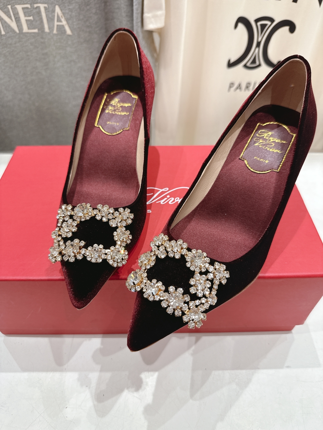 高版本出厂
 Roger vivier RV2025ss新款玛丽珍钻扣尖头高跟鞋单鞋
上脚超好看的一款高