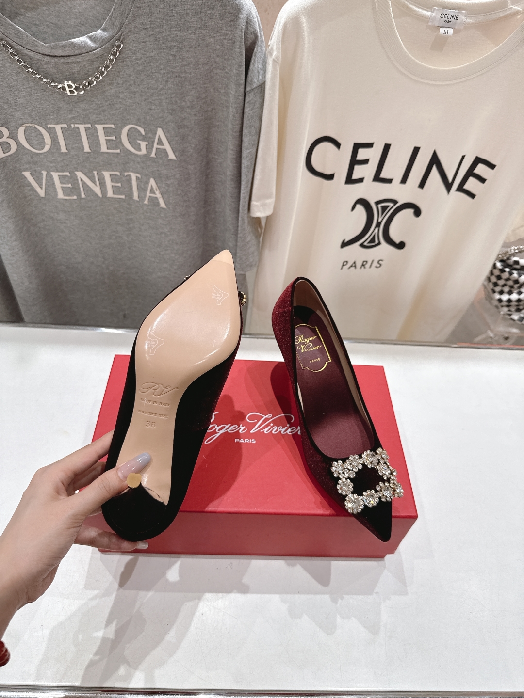 高版本出厂
 Roger vivier RV2025ss新款玛丽珍钻扣尖头高跟鞋单鞋
上脚超好看的一款高
