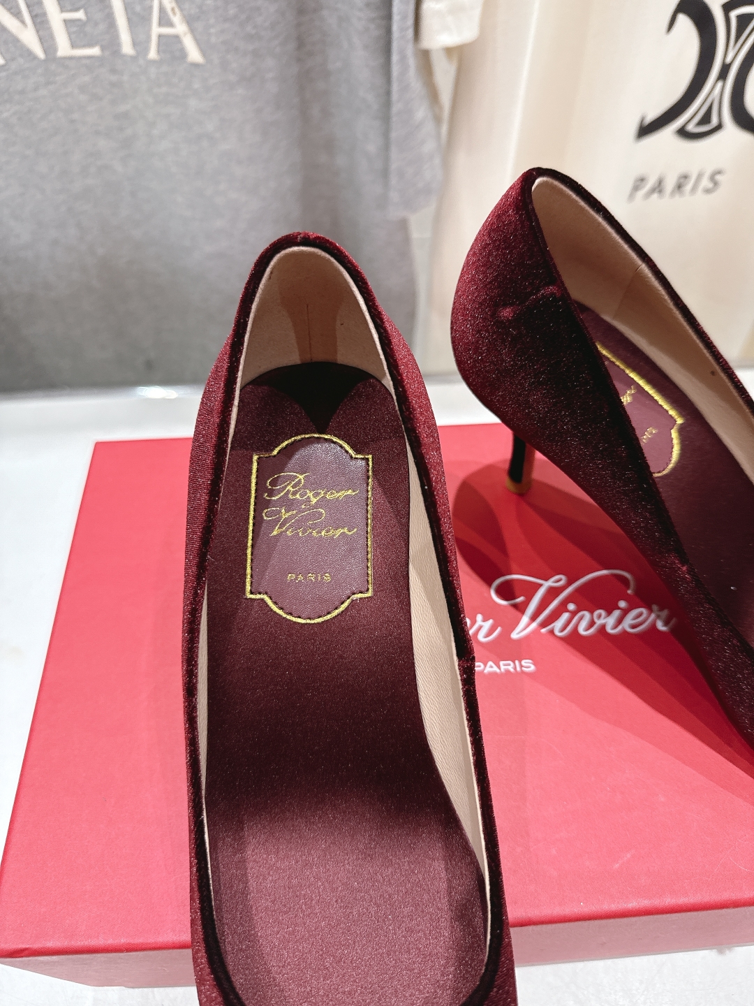 高版本出厂
 Roger vivier RV2025ss新款玛丽珍钻扣尖头高跟鞋单鞋
上脚超好看的一款高
