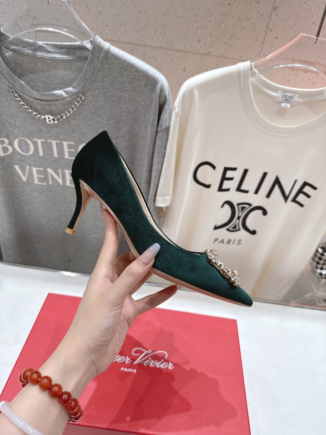 高版本出厂
 Roger vivier RV2025ss新款玛丽珍钻扣尖头高跟鞋单鞋
上脚超好看的一款高