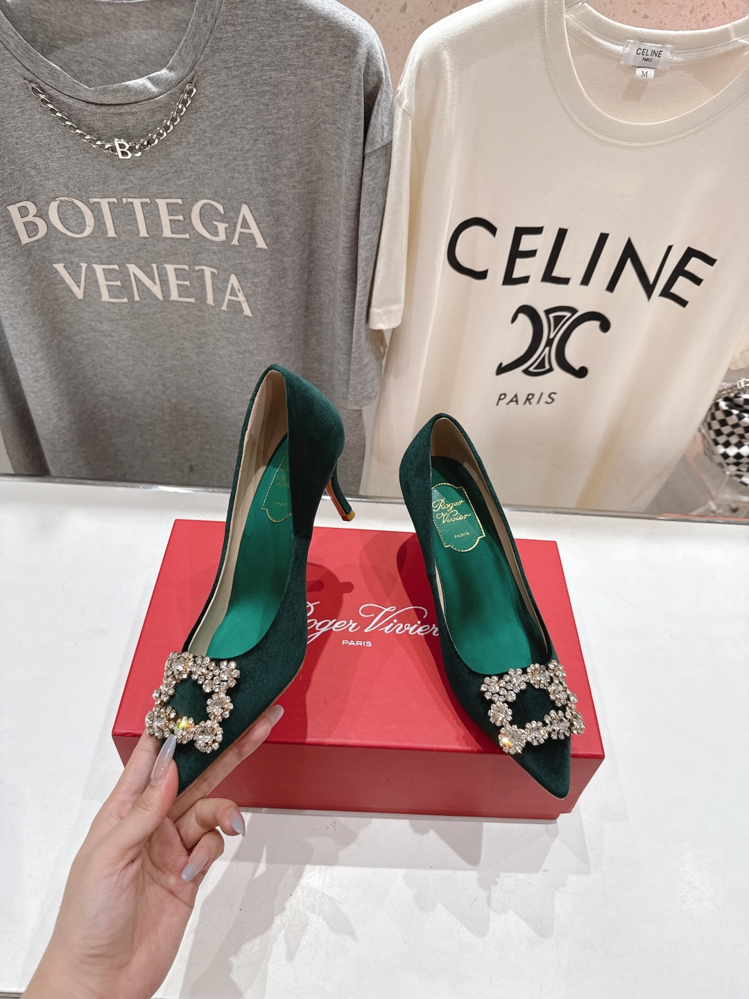 高版本出厂
 Roger vivier RV2025ss新款玛丽珍钻扣尖头高跟鞋单鞋
上脚超好看的一款高
