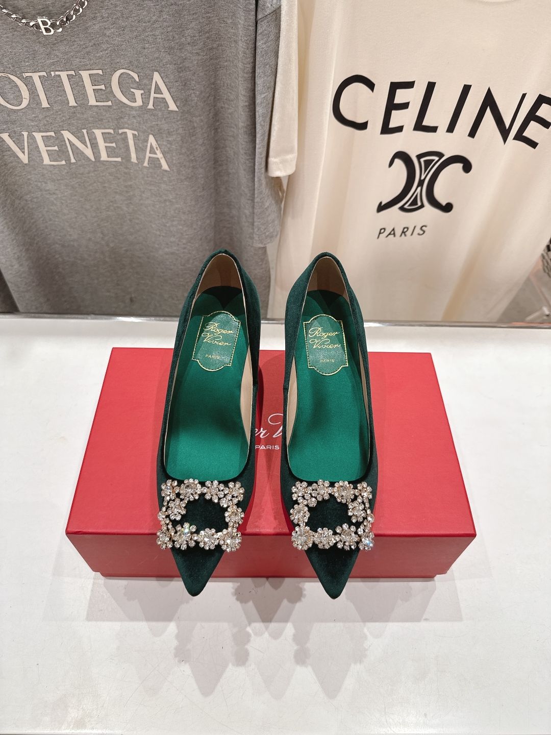 高版本出厂
 Roger vivier RV2025ss新款玛丽珍钻扣尖头高跟鞋单鞋
上脚超好看的一款高