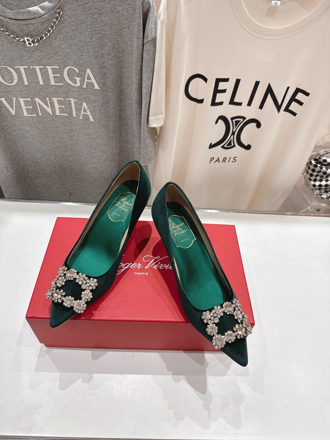 高版本出厂
 Roger vivier RV2025ss新款玛丽珍钻扣尖头高跟鞋单鞋
上脚超好看的一款高