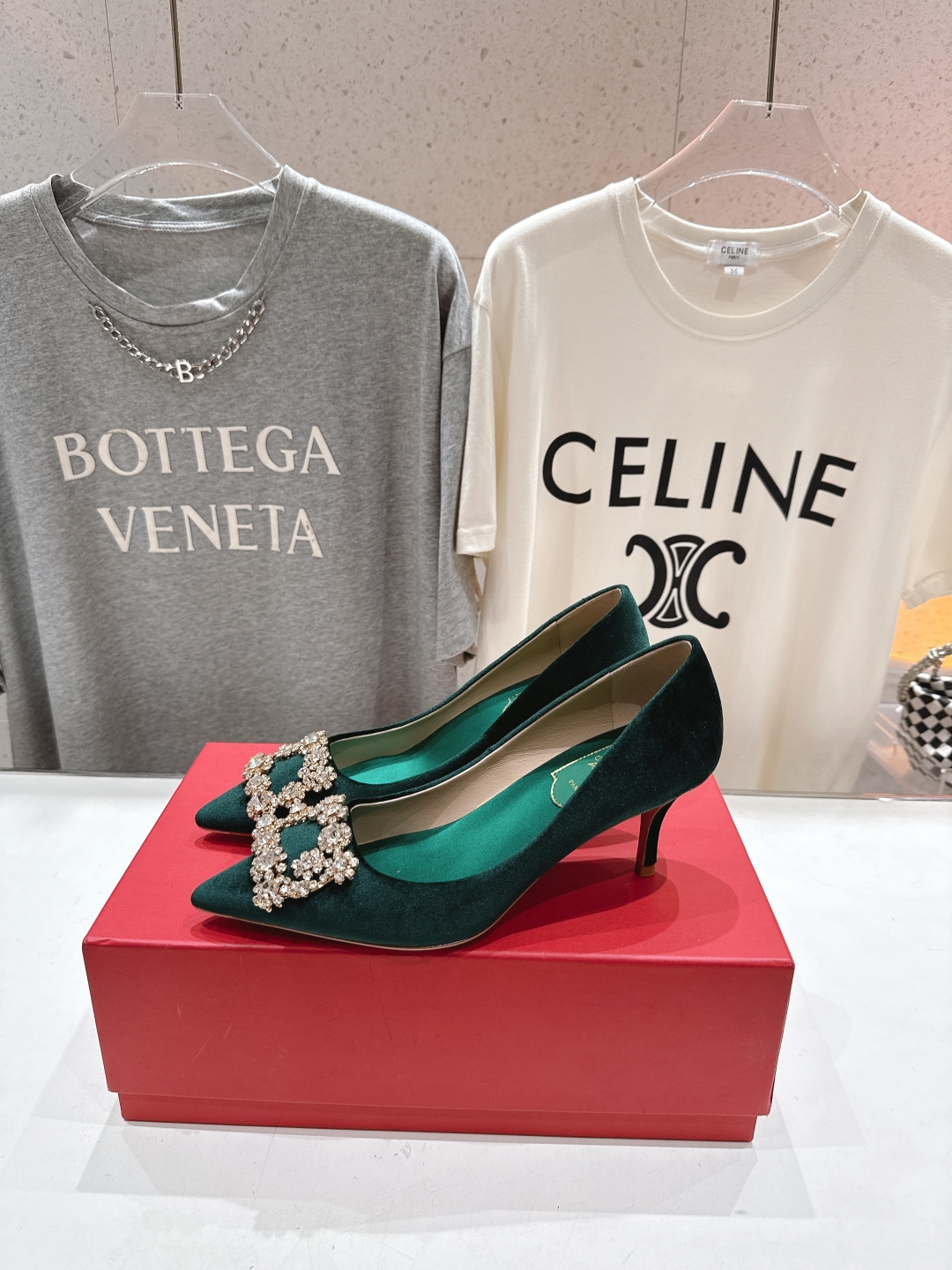 高版本出厂
 Roger vivier RV2025ss新款玛丽珍钻扣尖头高跟鞋单鞋
上脚超好看的一款高