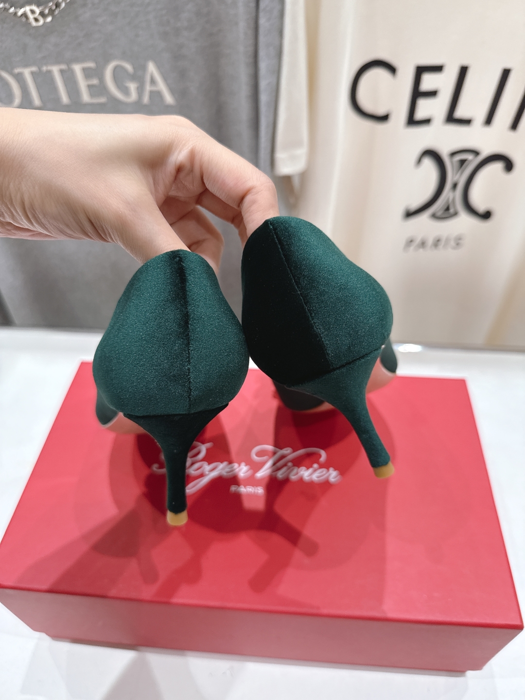 高版本出厂
 Roger vivier RV2025ss新款玛丽珍钻扣尖头高跟鞋单鞋
上脚超好看的一款高