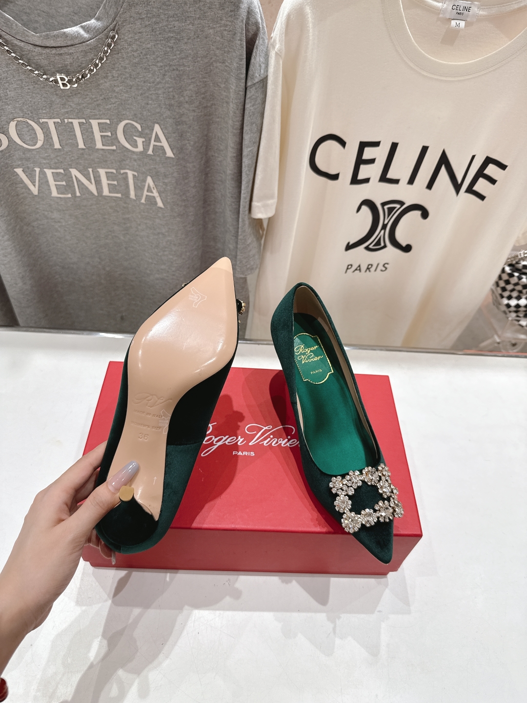 高版本出厂
 Roger vivier RV2025ss新款玛丽珍钻扣尖头高跟鞋单鞋
上脚超好看的一款高