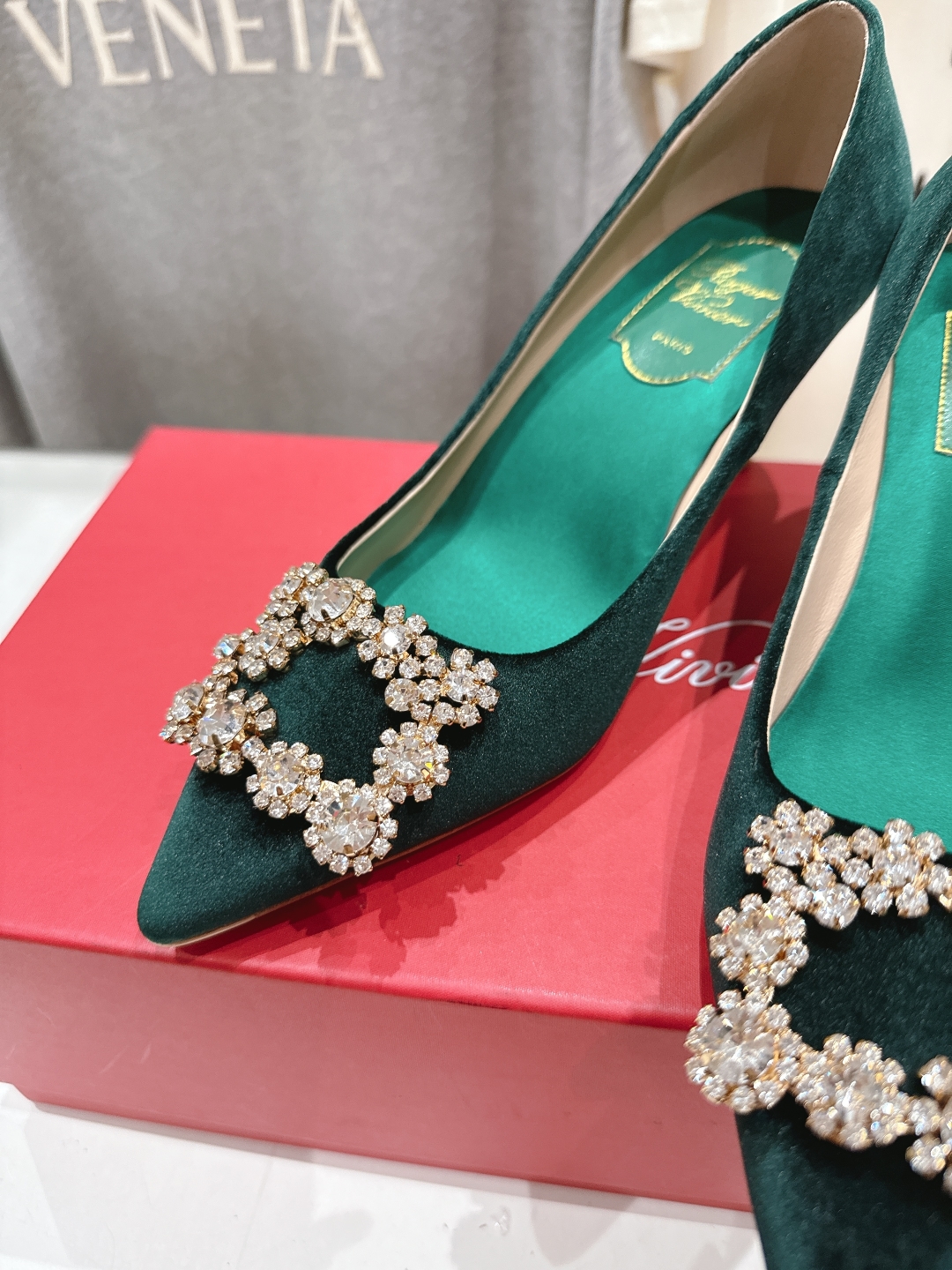高版本出厂
 Roger vivier RV2025ss新款玛丽珍钻扣尖头高跟鞋单鞋
上脚超好看的一款高