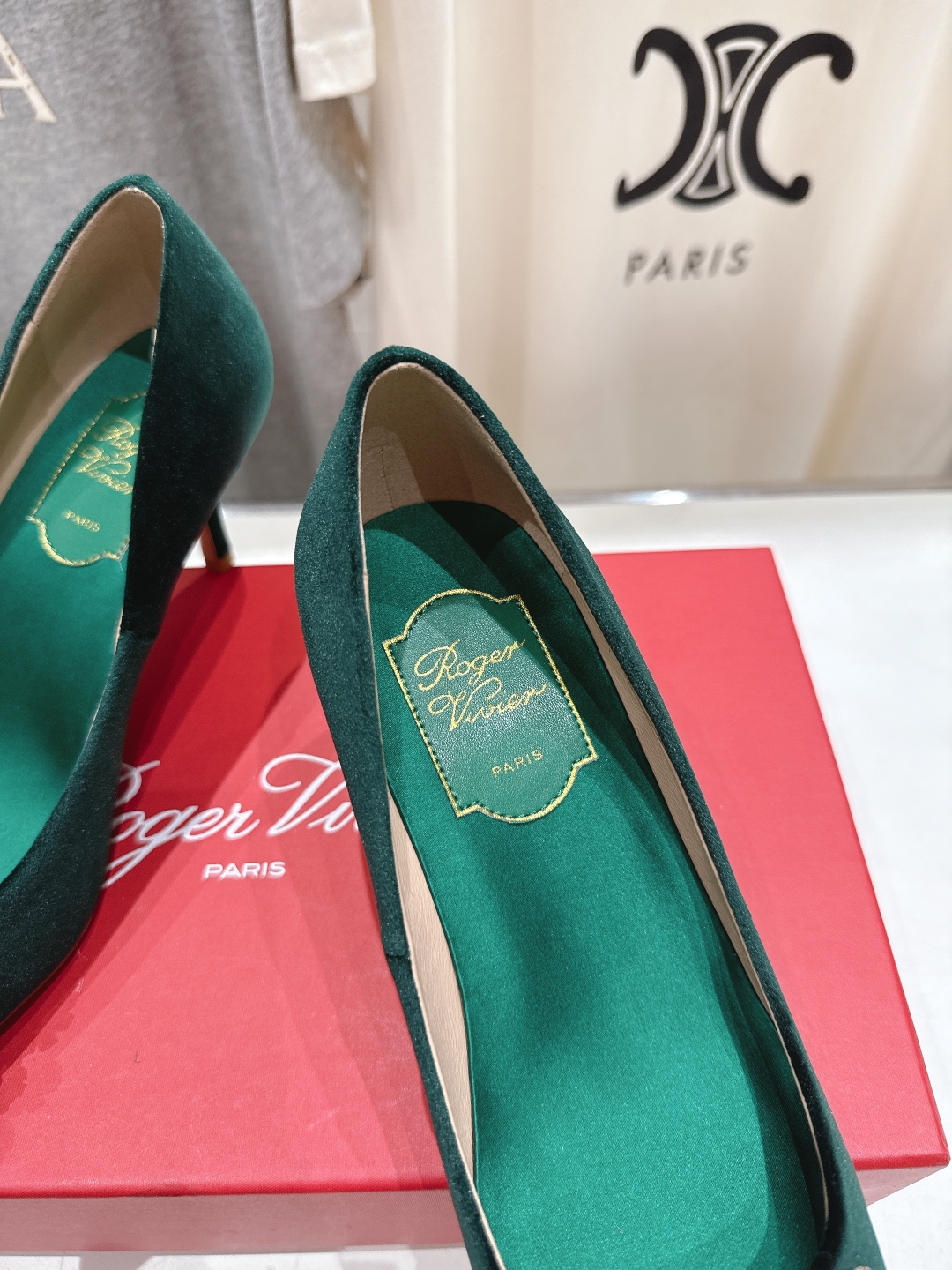 高版本出厂
 Roger vivier RV2025ss新款玛丽珍钻扣尖头高跟鞋单鞋
上脚超好看的一款高