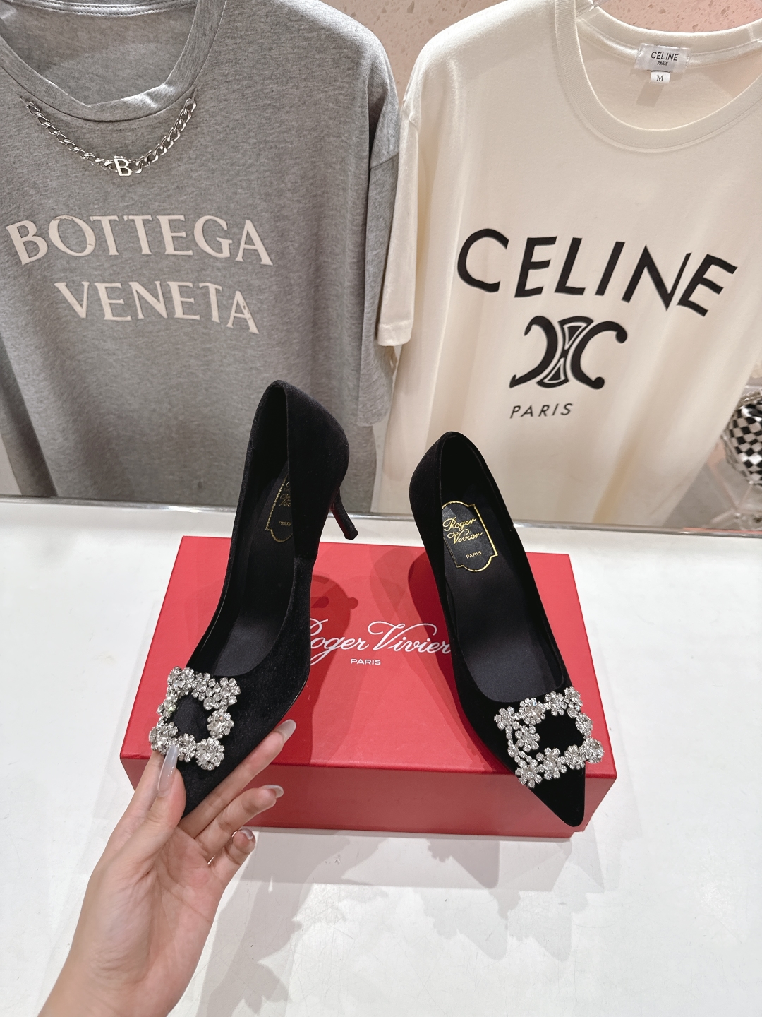 高版本出厂
 Roger vivier RV2025ss新款玛丽珍钻扣尖头高跟鞋单鞋
上脚超好看的一款高
