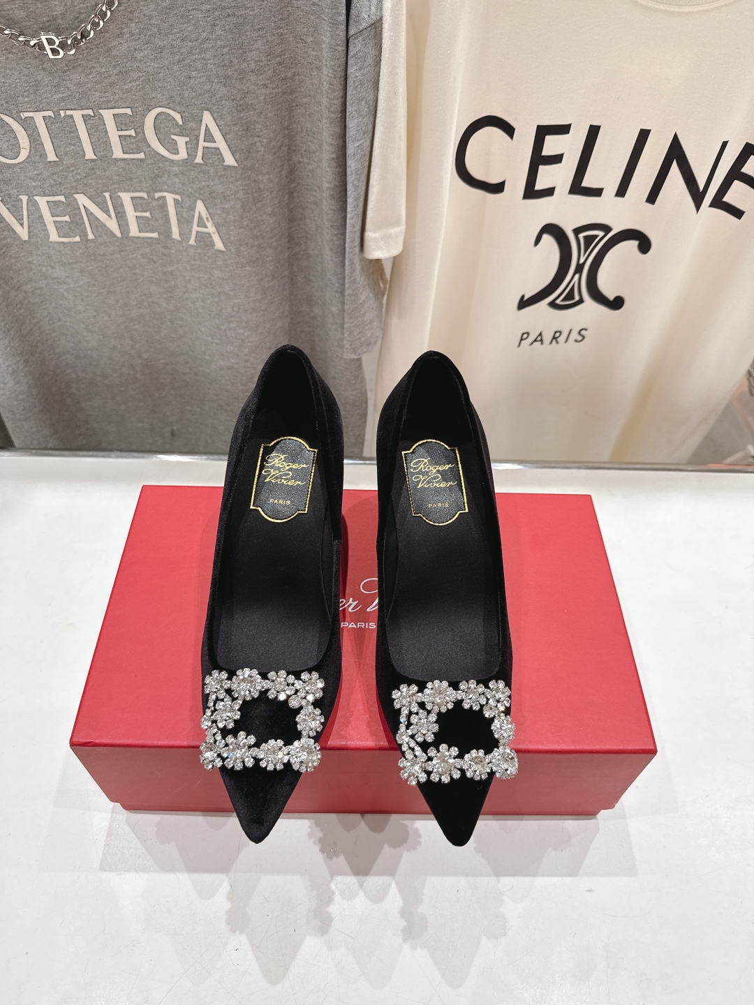 高版本出厂
 Roger vivier RV2025ss新款玛丽珍钻扣尖头高跟鞋单鞋
上脚超好看的一款高