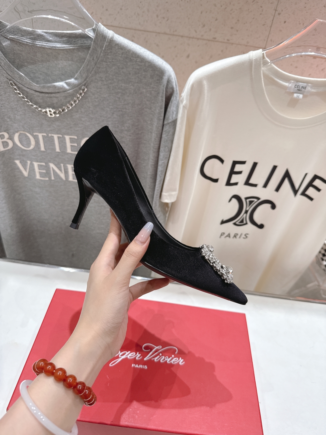 高版本出厂
 Roger vivier RV2025ss新款玛丽珍钻扣尖头高跟鞋单鞋
上脚超好看的一款高