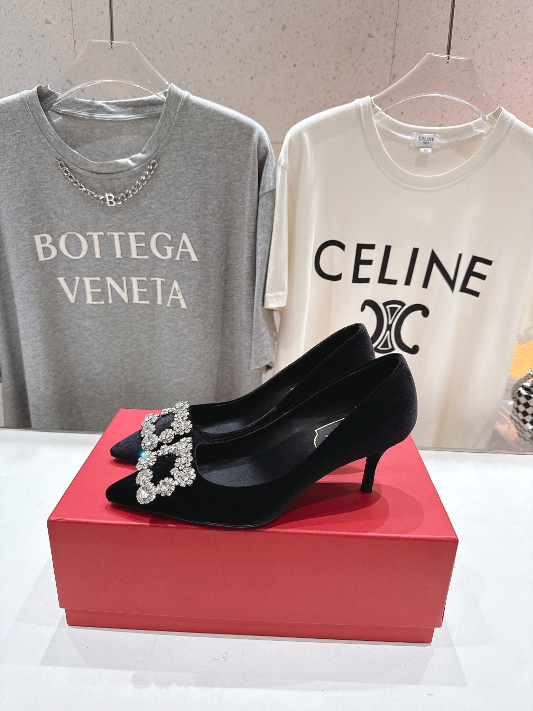 高版本出厂
 Roger vivier RV2025ss新款玛丽珍钻扣尖头高跟鞋单鞋
上脚超好看的一款高