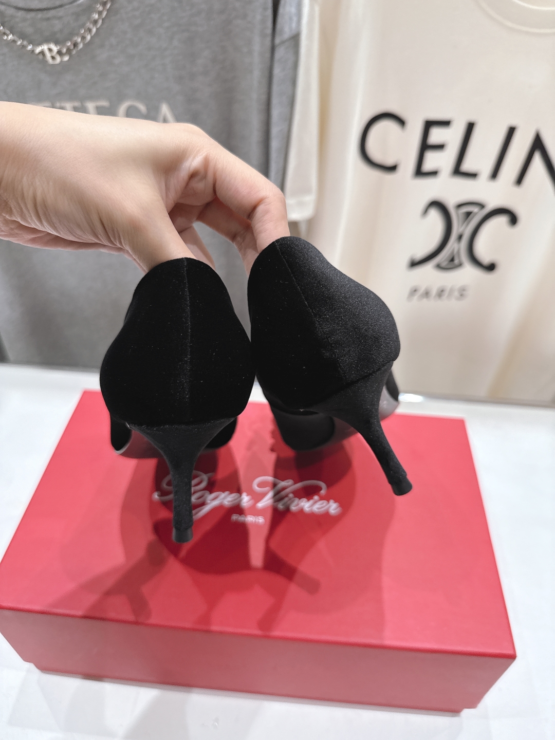 高版本出厂
 Roger vivier RV2025ss新款玛丽珍钻扣尖头高跟鞋单鞋
上脚超好看的一款高
