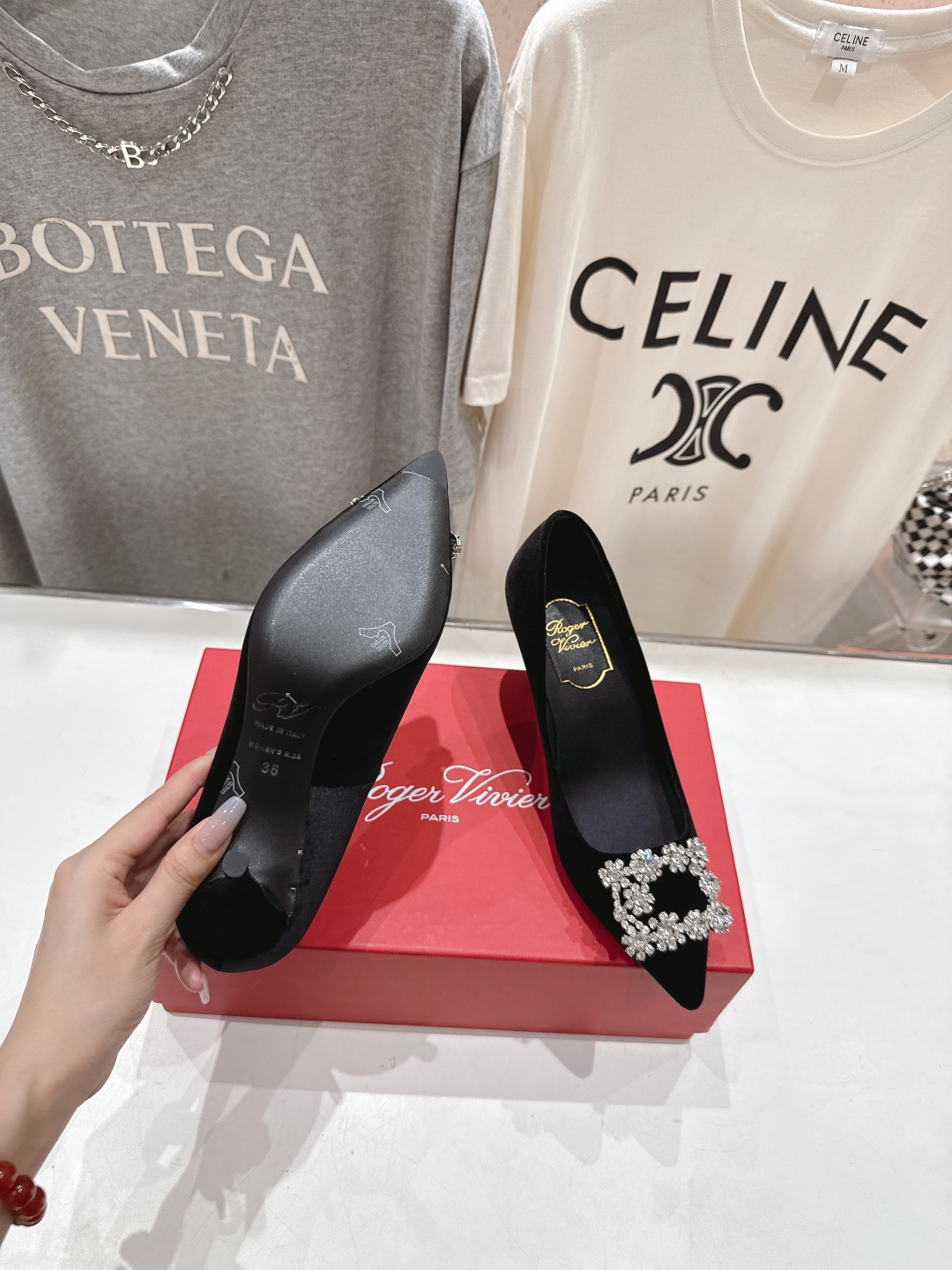 高版本出厂
 Roger vivier RV2025ss新款玛丽珍钻扣尖头高跟鞋单鞋
上脚超好看的一款高